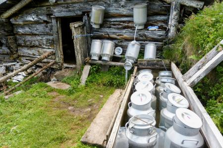 Milchkannen an der alten Bergsennerei