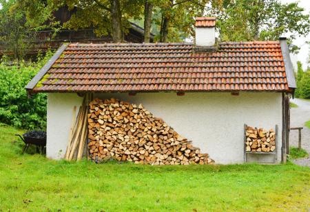 Brennholz am Schuppen