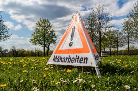 Achtung Mäharbeiten